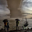 Photo: Thousands flee as volcano erupts in the Philippines, Manila airport closed